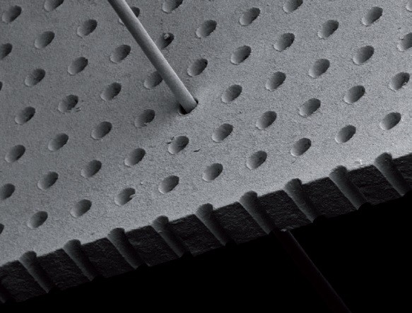 Obr. Otvory v keramice vyvrtané laserem firmy Trumpf